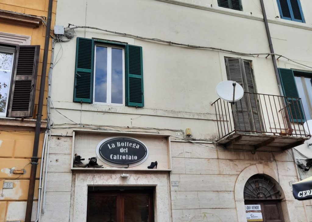 Sale Apartments Poggio Mirteto - Central Apartment Completely to Renovate Locality 